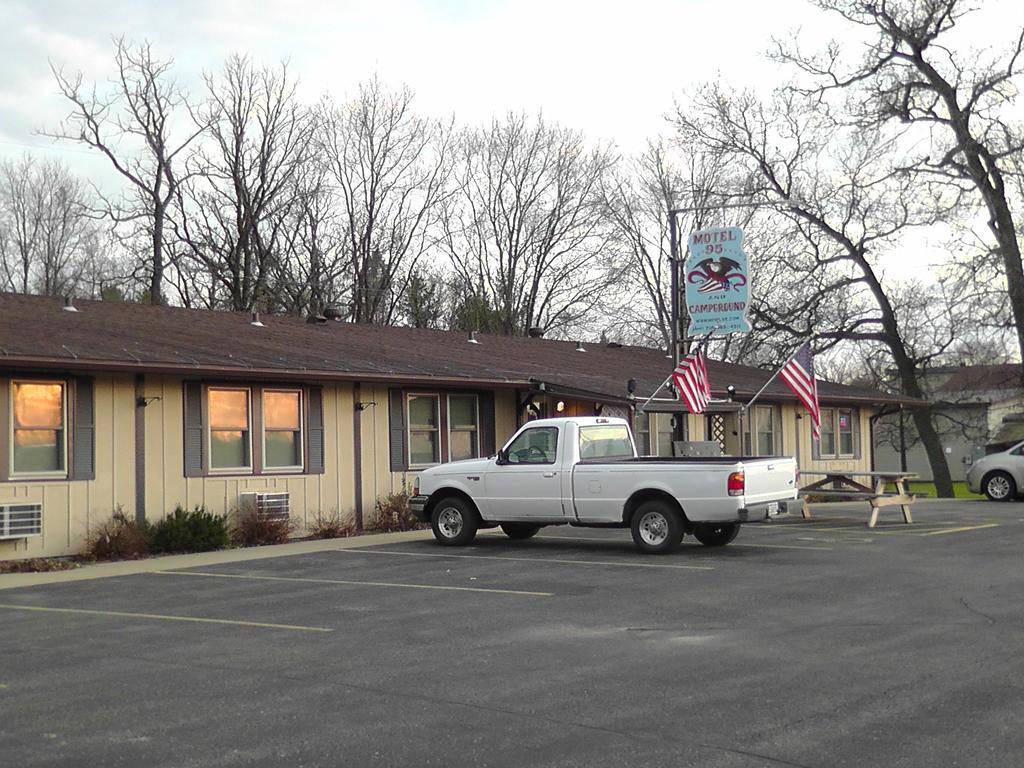 Motel 95 & Campground Hixton Exterior photo